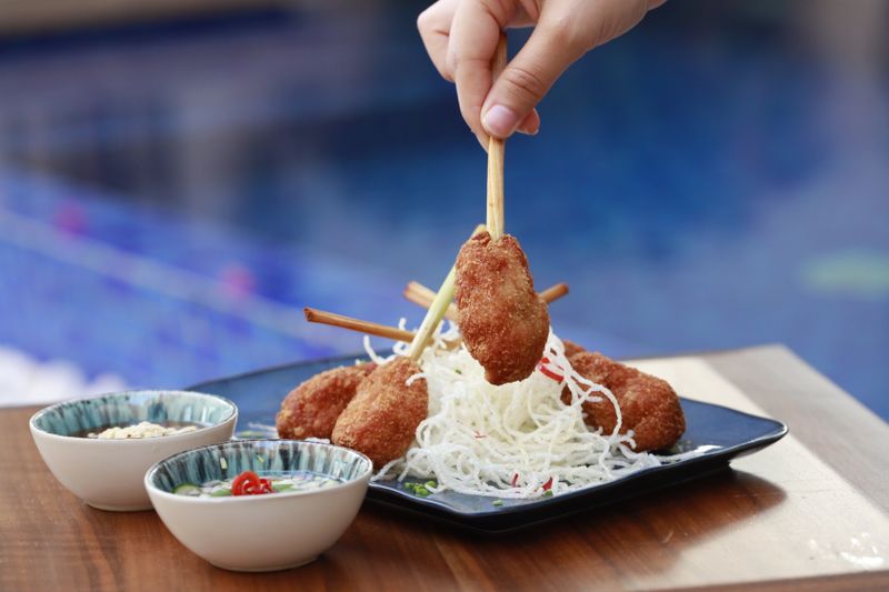 Crispy mozzarella bites appetizer with marinara sauce
