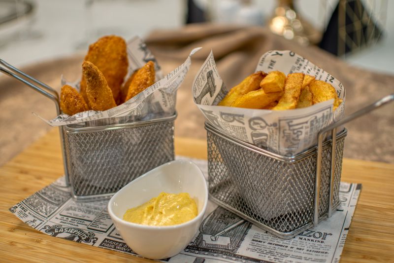 Seasoned potato wedges with dipping sauce